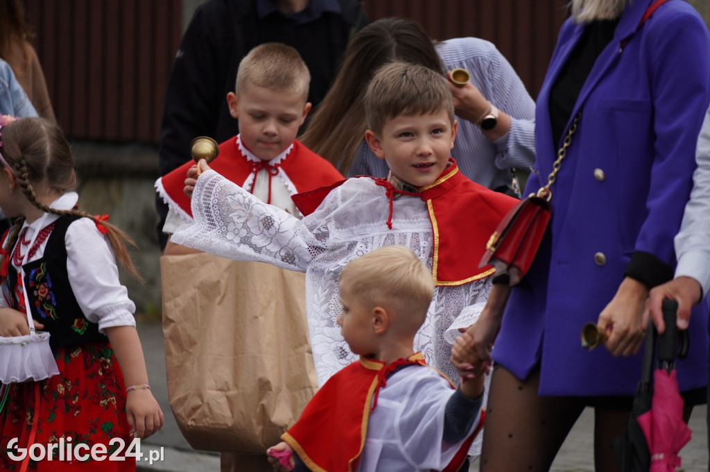 Tłumy na procesji w parafii pw. św. Jadwigi Królowej