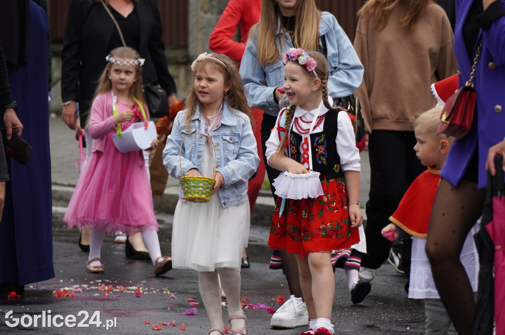 Tłumy na procesji w parafii pw. św. Jadwigi Królowej
