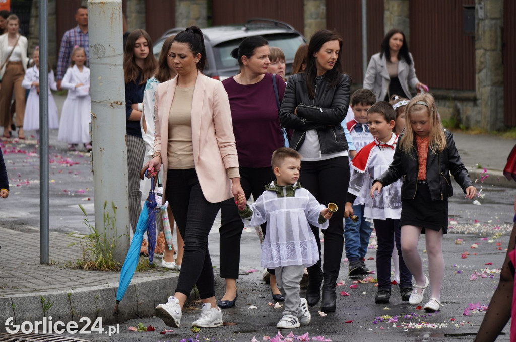 Tłumy na procesji w parafii pw. św. Jadwigi Królowej