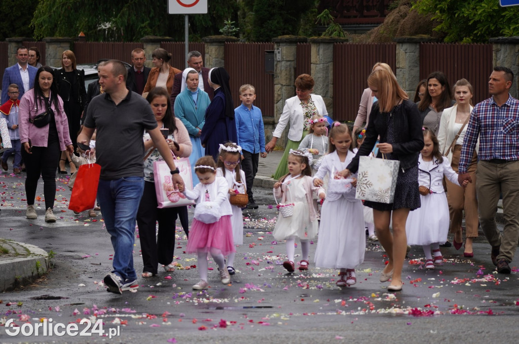 Tłumy na procesji w parafii pw. św. Jadwigi Królowej