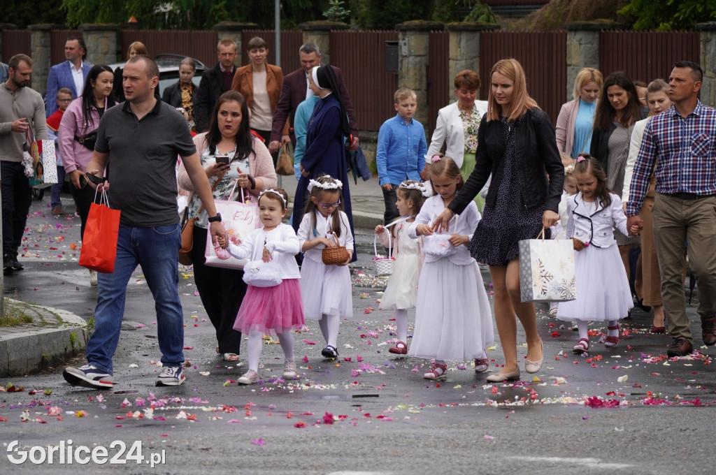 Tłumy na procesji w parafii pw. św. Jadwigi Królowej