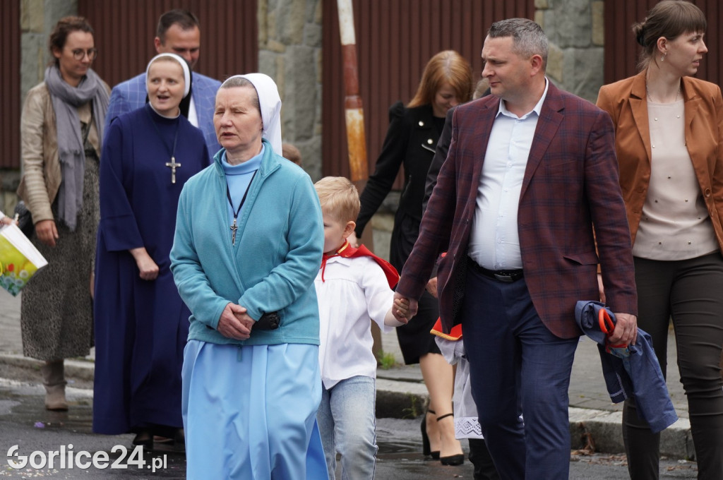 Tłumy na procesji w parafii pw. św. Jadwigi Królowej