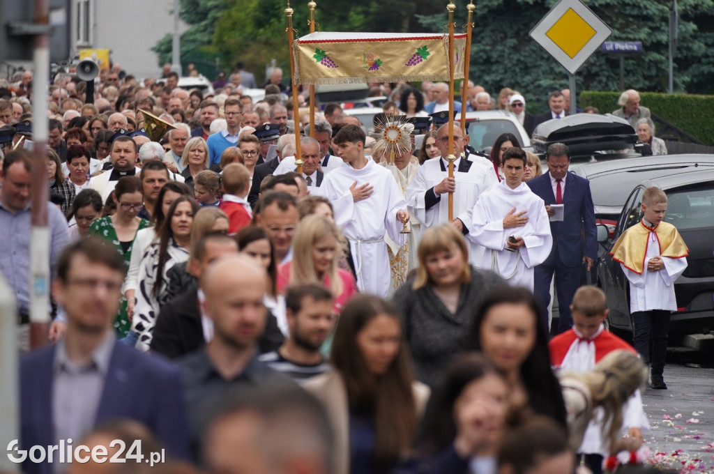 Tłumy na procesji w parafii pw. św. Jadwigi Królowej