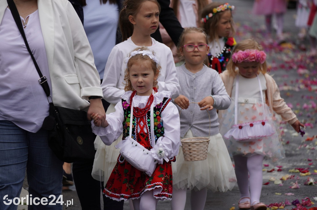 Tłumy na procesji w parafii pw. św. Jadwigi Królowej