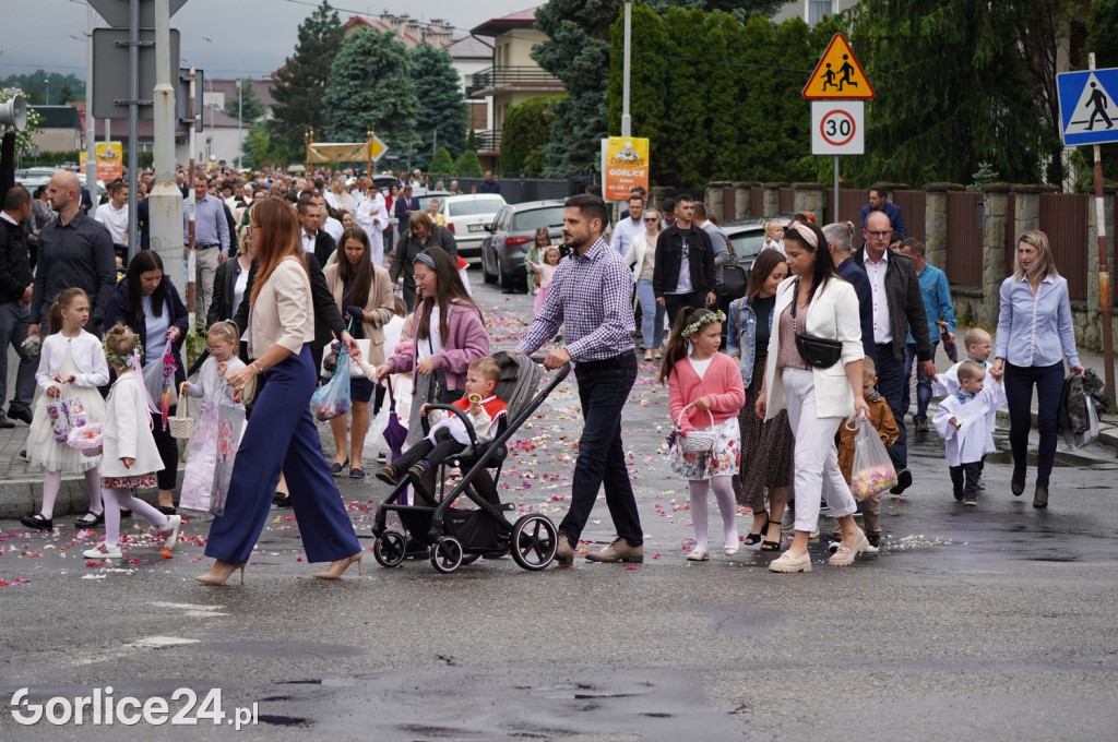 Tłumy na procesji w parafii pw. św. Jadwigi Królowej