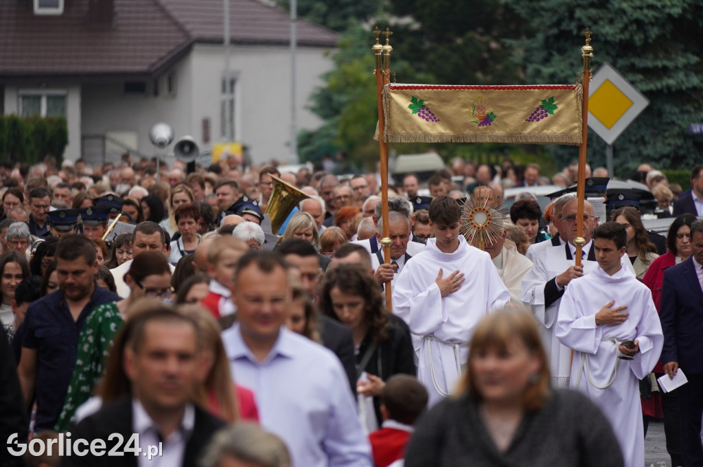 Tłumy na procesji w parafii pw. św. Jadwigi Królowej