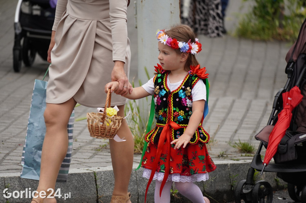 Tłumy na procesji w parafii pw. św. Jadwigi Królowej