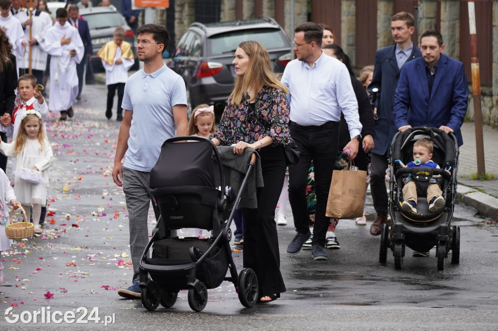 Tłumy na procesji w parafii pw. św. Jadwigi Królowej