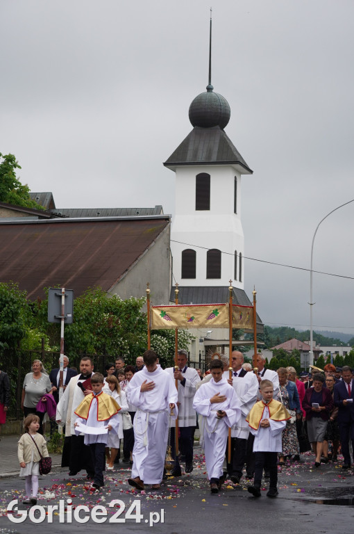 Tłumy na procesji w parafii pw. św. Jadwigi Królowej