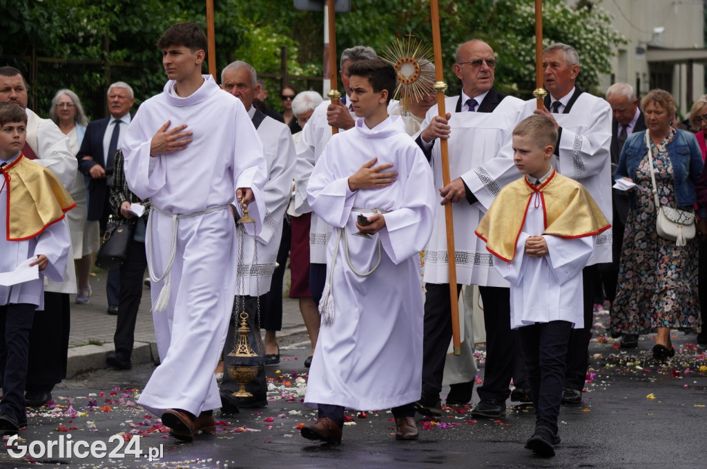 Tłumy na procesji w parafii pw. św. Jadwigi Królowej