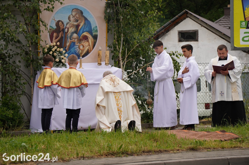 Tłumy na procesji w parafii pw. św. Jadwigi Królowej