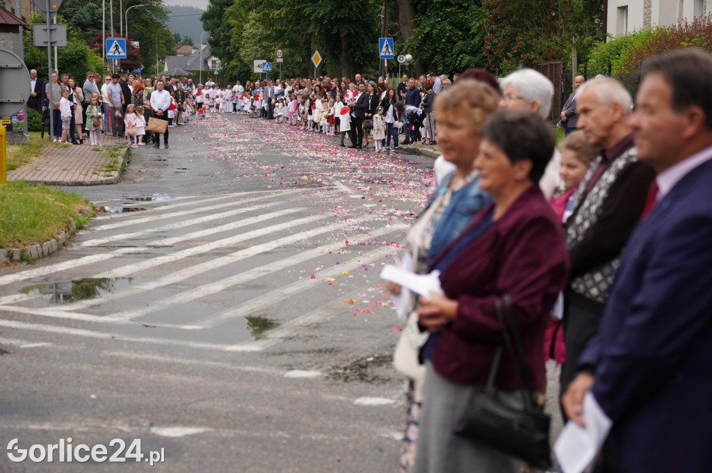 Tłumy na procesji w parafii pw. św. Jadwigi Królowej