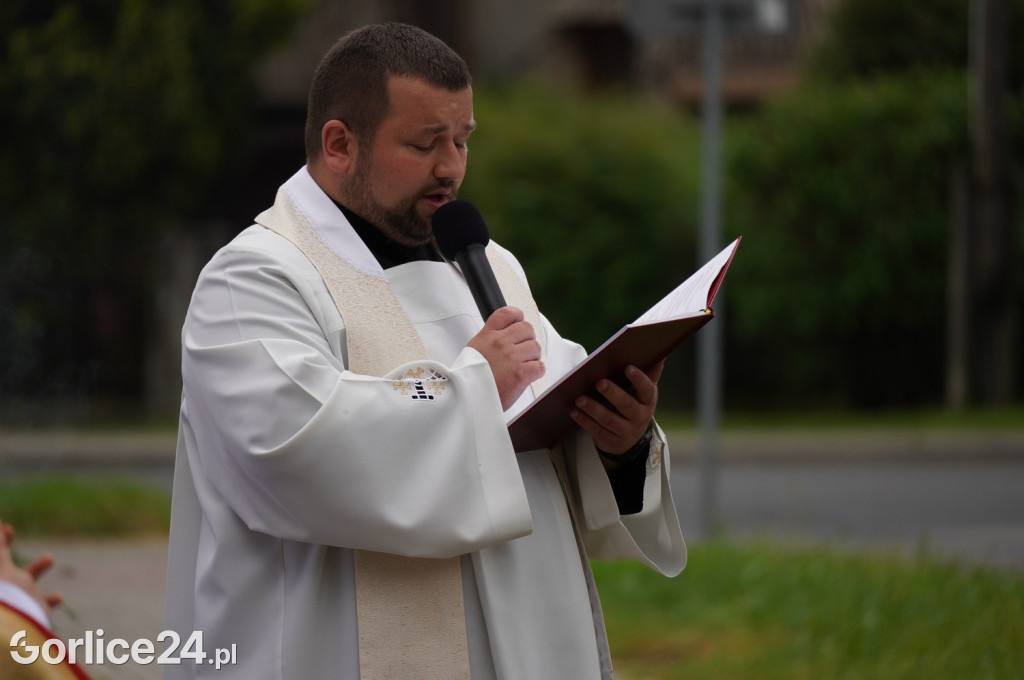 Tłumy na procesji w parafii pw. św. Jadwigi Królowej