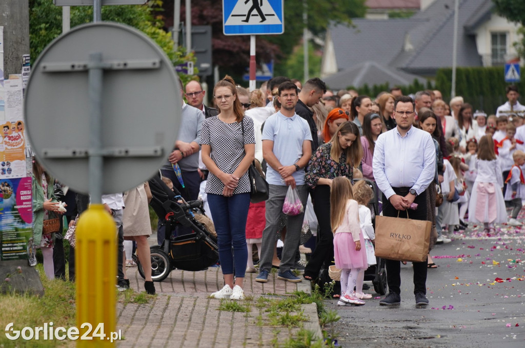Tłumy na procesji w parafii pw. św. Jadwigi Królowej