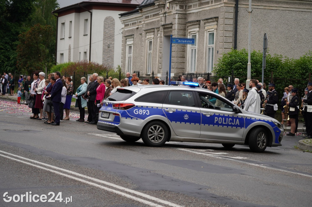 Tłumy na procesji w parafii pw. św. Jadwigi Królowej