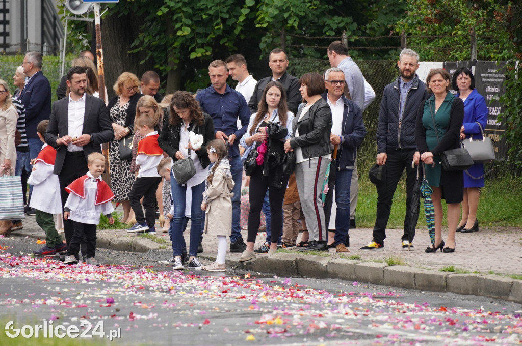 Tłumy na procesji w parafii pw. św. Jadwigi Królowej