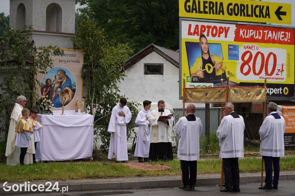 Tłumy na procesji w parafii pw. św. Jadwigi Królowej