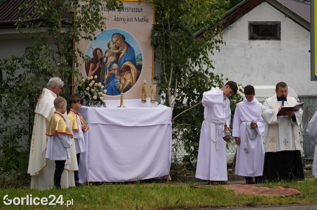 Tłumy na procesji w parafii pw. św. Jadwigi Królowej
