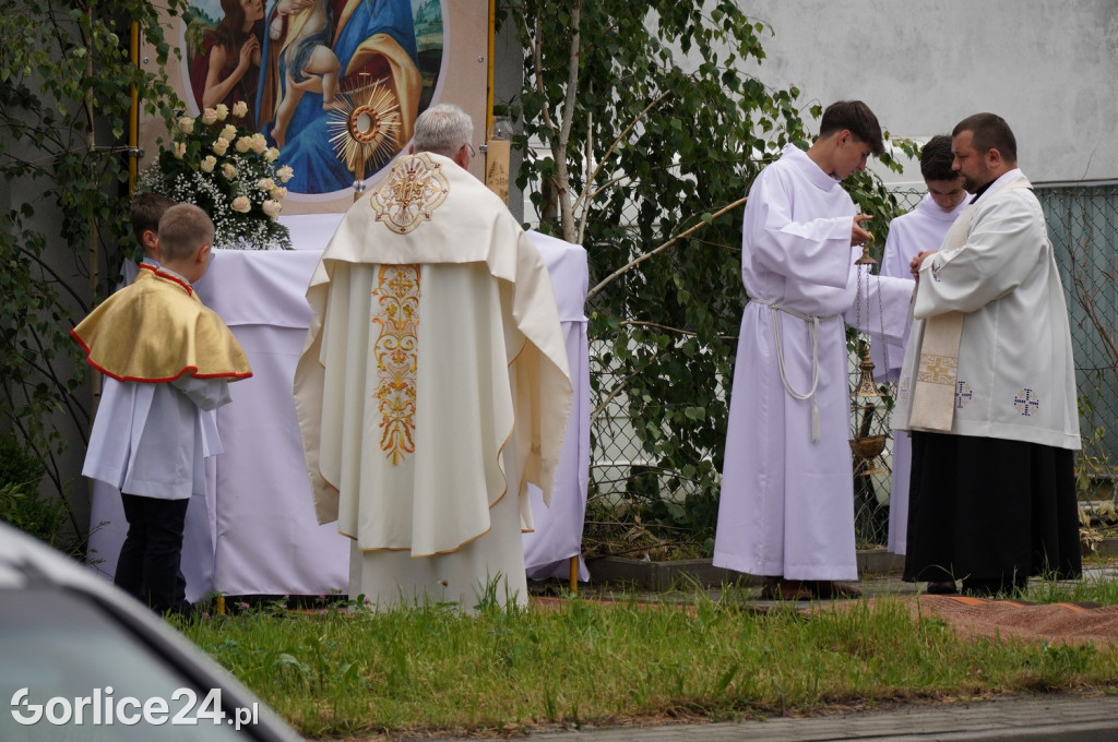 Tłumy na procesji w parafii pw. św. Jadwigi Królowej