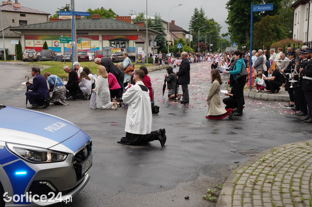 Tłumy na procesji w parafii pw. św. Jadwigi Królowej