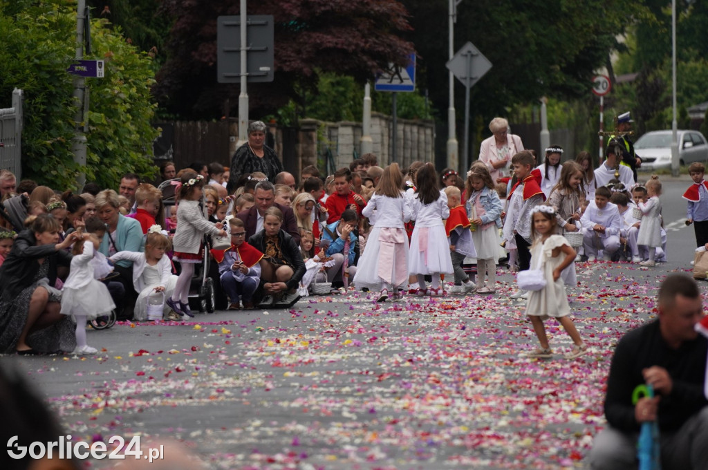 Tłumy na procesji w parafii pw. św. Jadwigi Królowej
