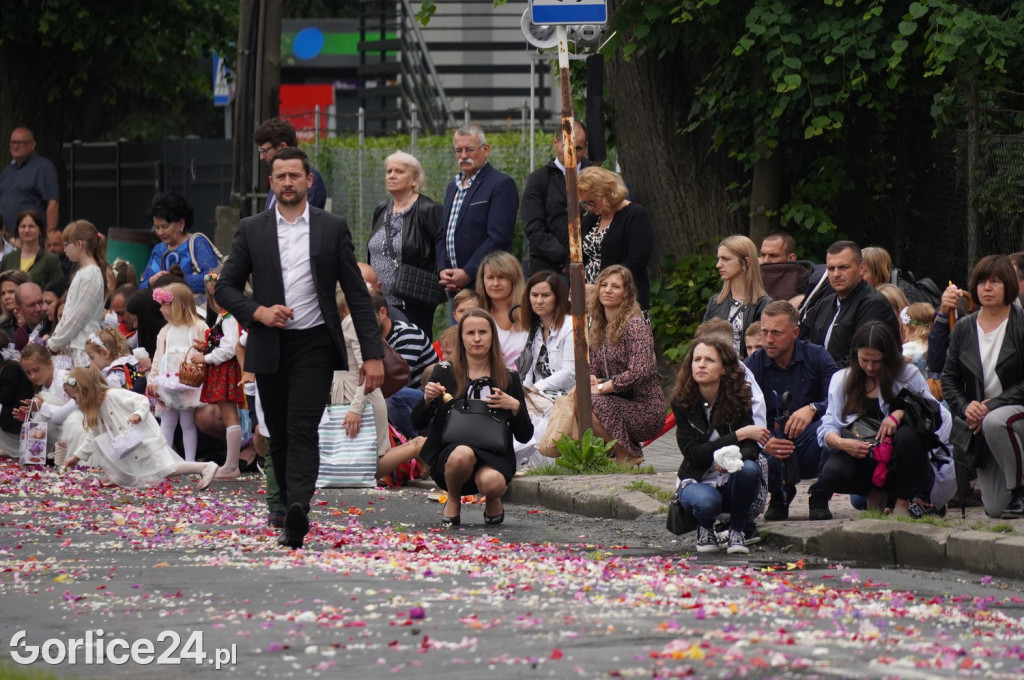 Tłumy na procesji w parafii pw. św. Jadwigi Królowej