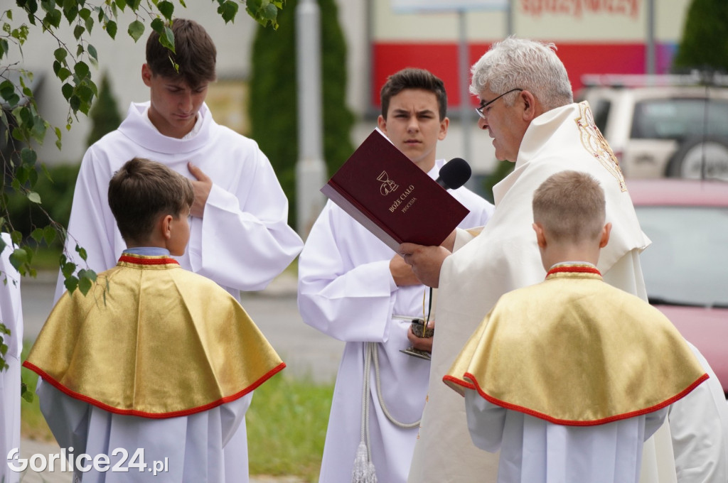 Tłumy na procesji w parafii pw. św. Jadwigi Królowej