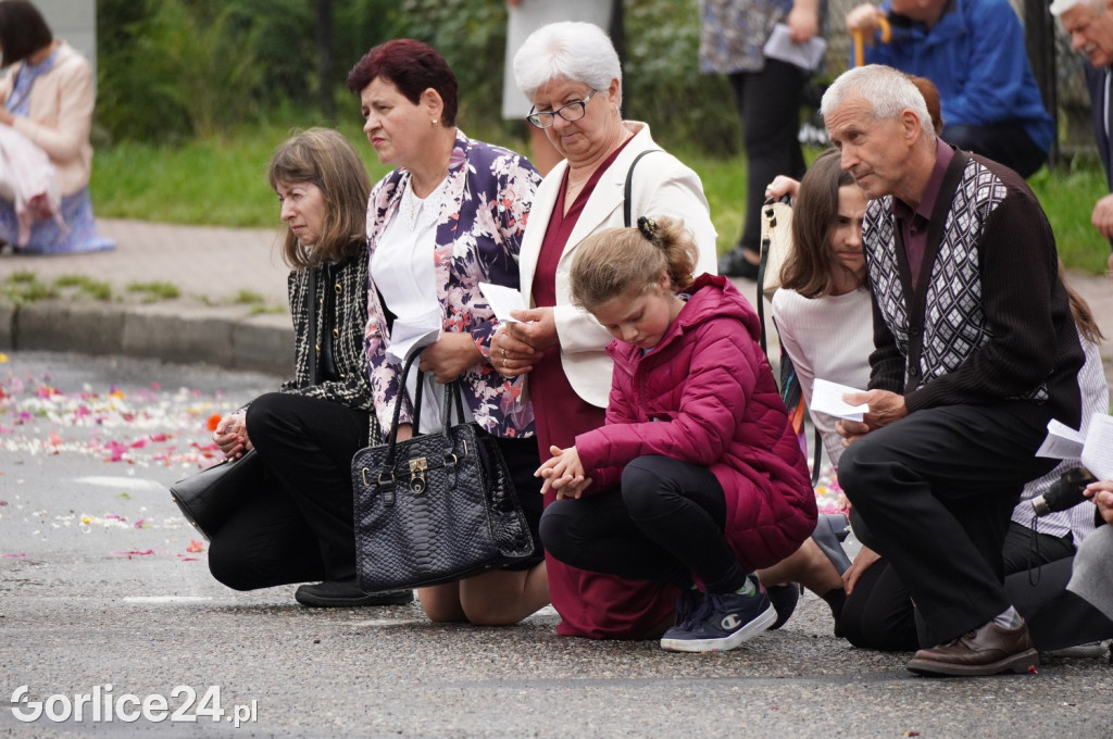 Tłumy na procesji w parafii pw. św. Jadwigi Królowej