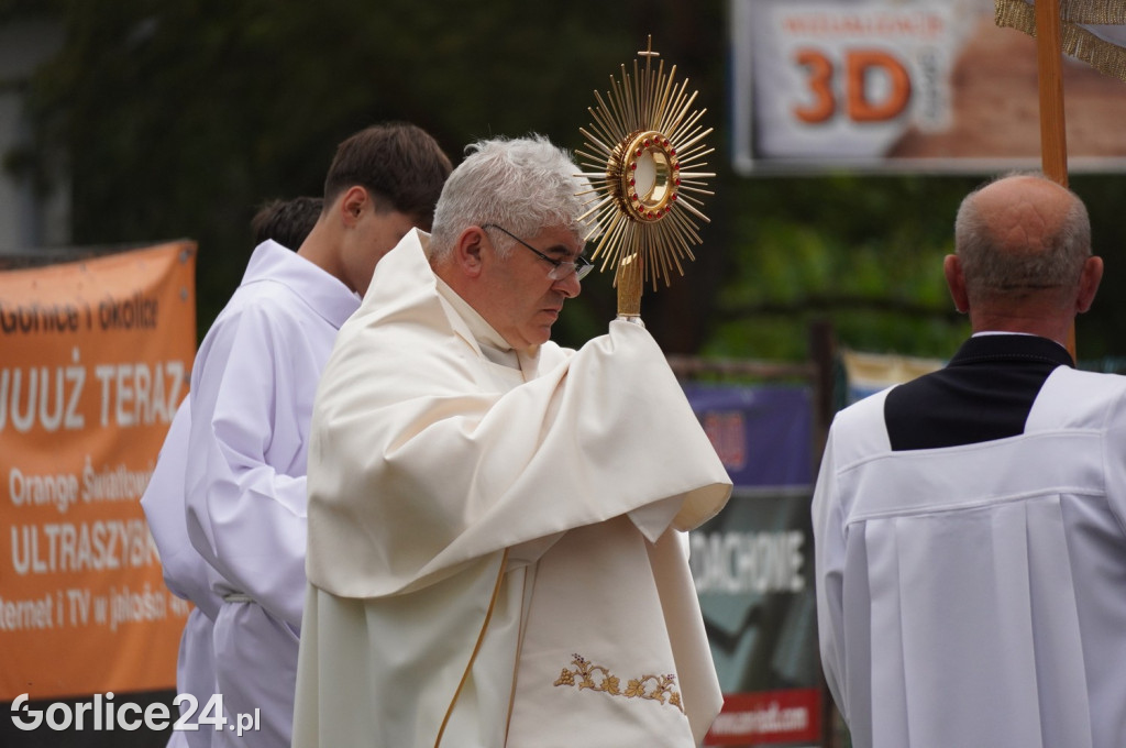 Tłumy na procesji w parafii pw. św. Jadwigi Królowej