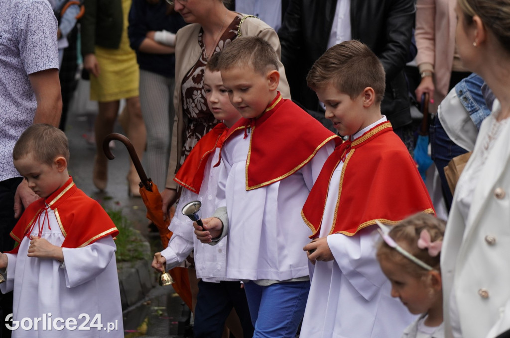 Tłumy na procesji w parafii pw. św. Jadwigi Królowej