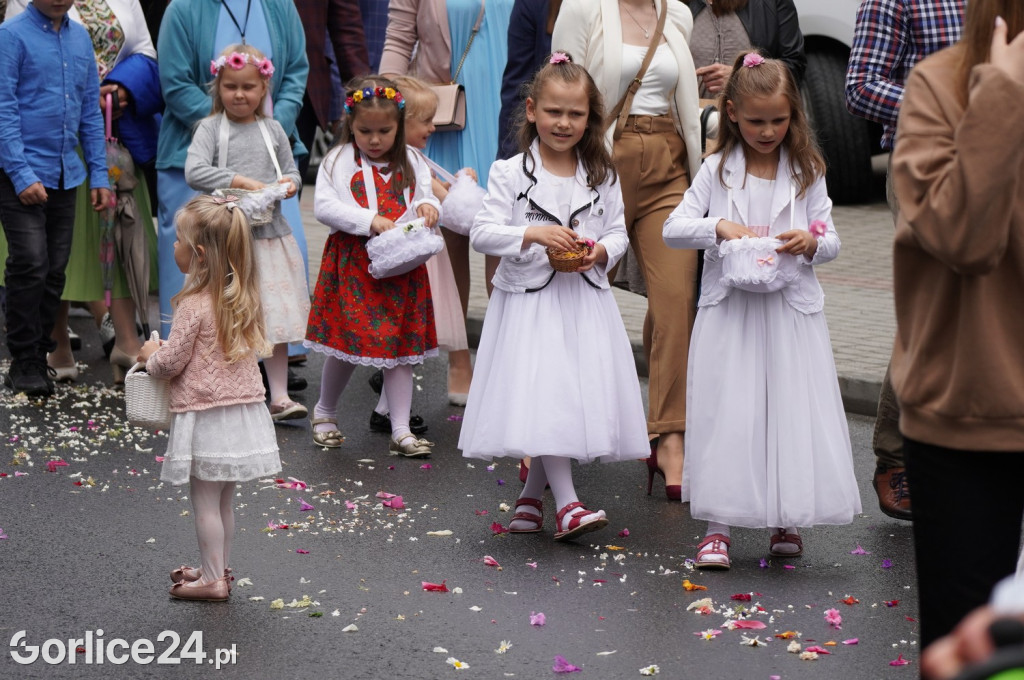Tłumy na procesji w parafii pw. św. Jadwigi Królowej