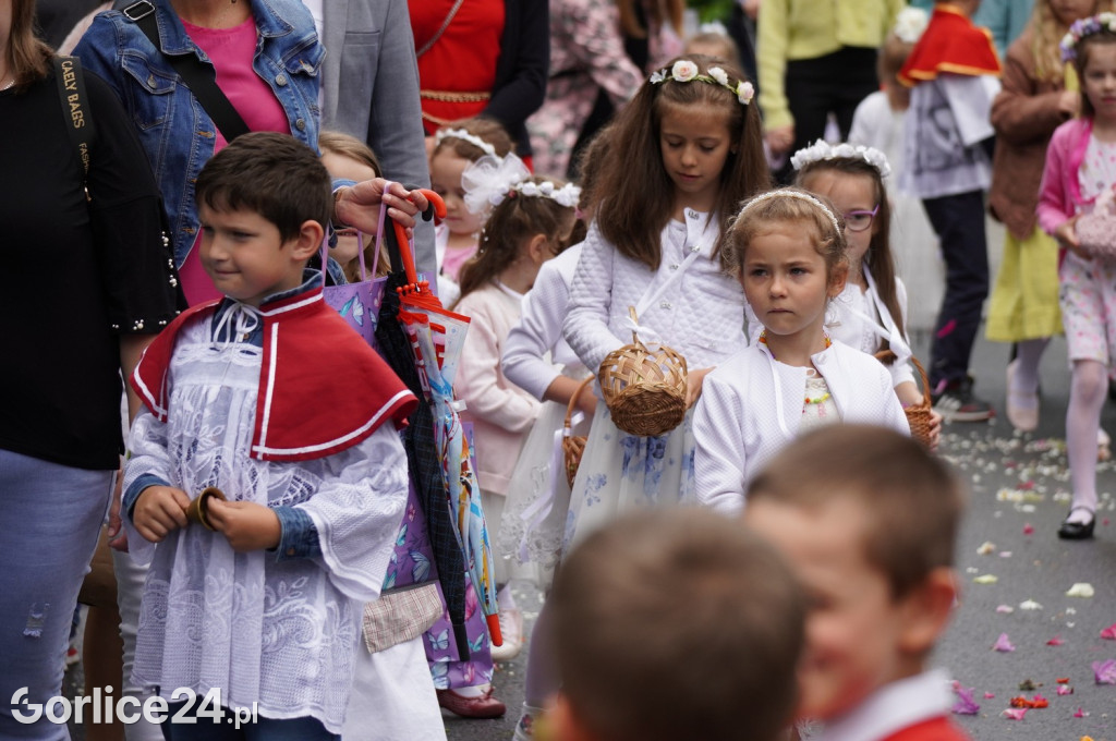 Tłumy na procesji w parafii pw. św. Jadwigi Królowej