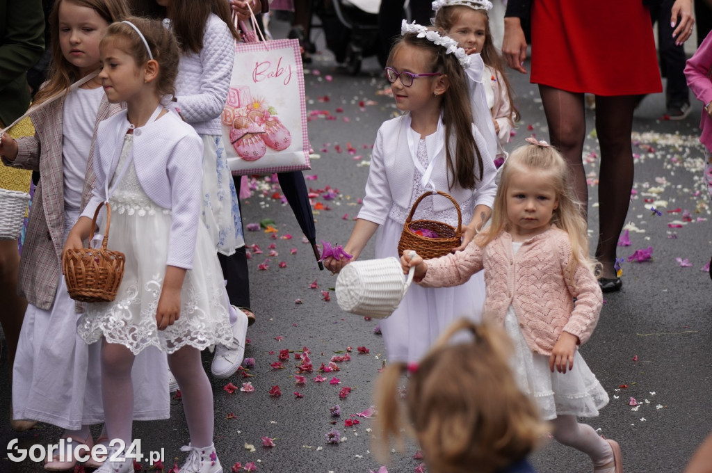 Tłumy na procesji w parafii pw. św. Jadwigi Królowej
