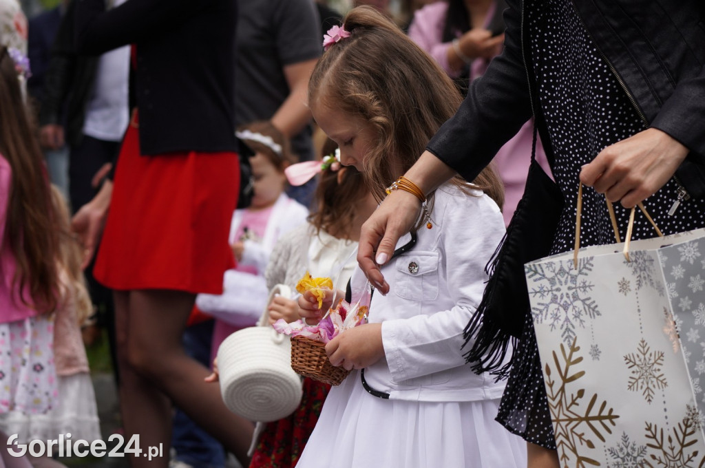 Tłumy na procesji w parafii pw. św. Jadwigi Królowej