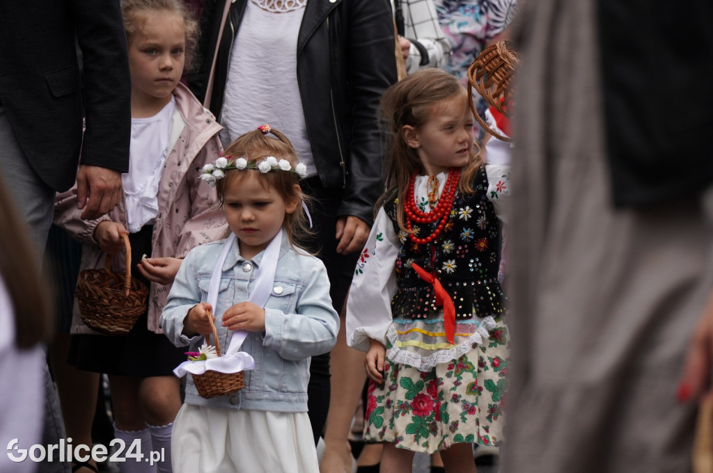 Tłumy na procesji w parafii pw. św. Jadwigi Królowej