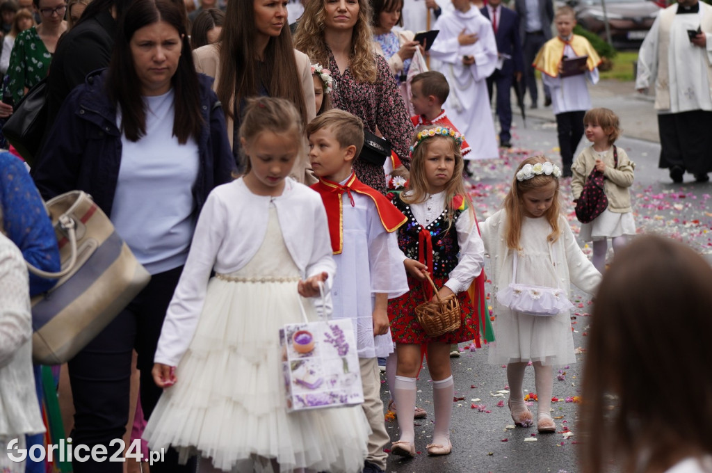 Tłumy na procesji w parafii pw. św. Jadwigi Królowej
