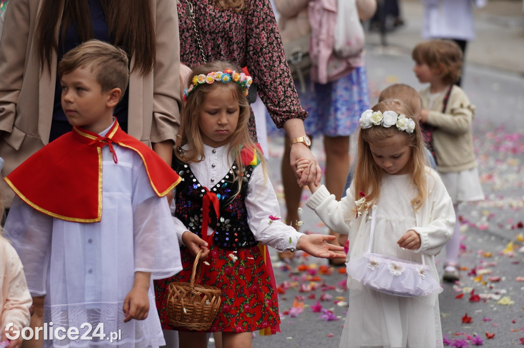Tłumy na procesji w parafii pw. św. Jadwigi Królowej