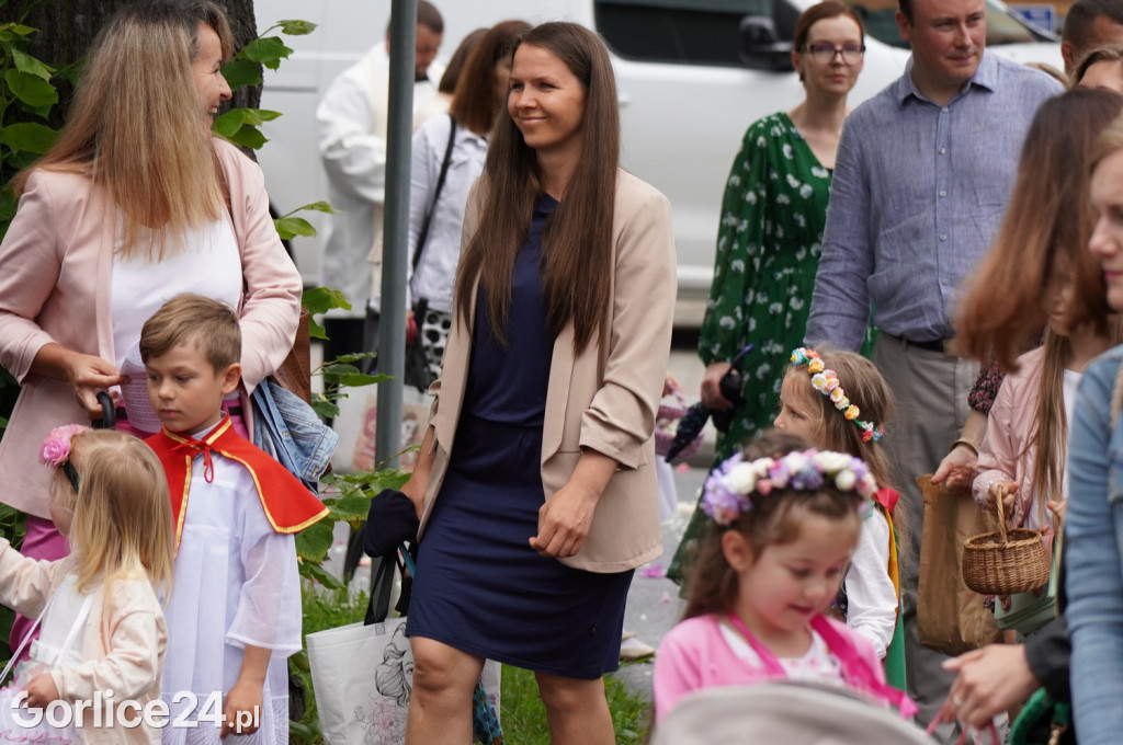 Tłumy na procesji w parafii pw. św. Jadwigi Królowej
