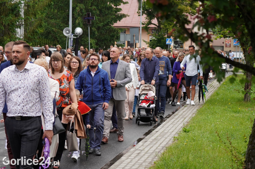 Tłumy na procesji w parafii pw. św. Jadwigi Królowej