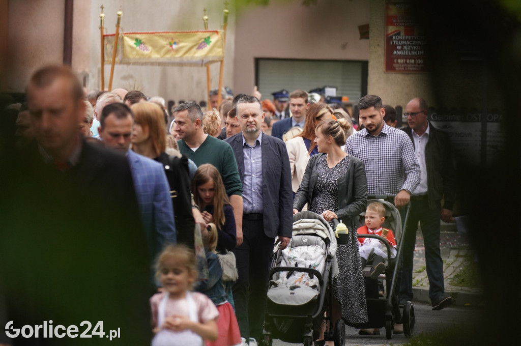 Tłumy na procesji w parafii pw. św. Jadwigi Królowej