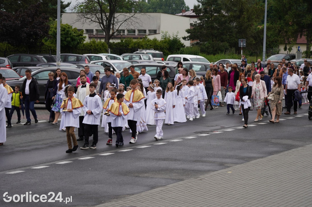 Tłumy na procesji w parafii pw. św. Jadwigi Królowej