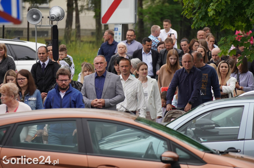 Tłumy na procesji w parafii pw. św. Jadwigi Królowej
