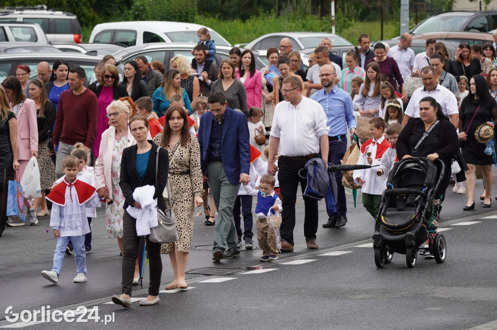Tłumy na procesji w parafii pw. św. Jadwigi Królowej