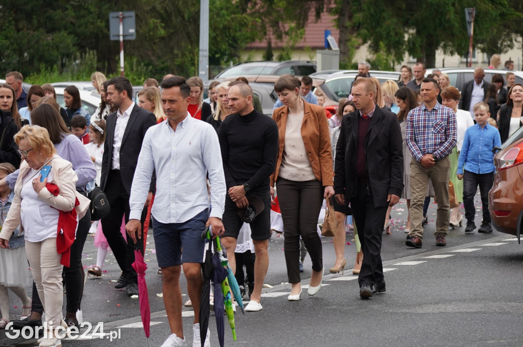 Tłumy na procesji w parafii pw. św. Jadwigi Królowej