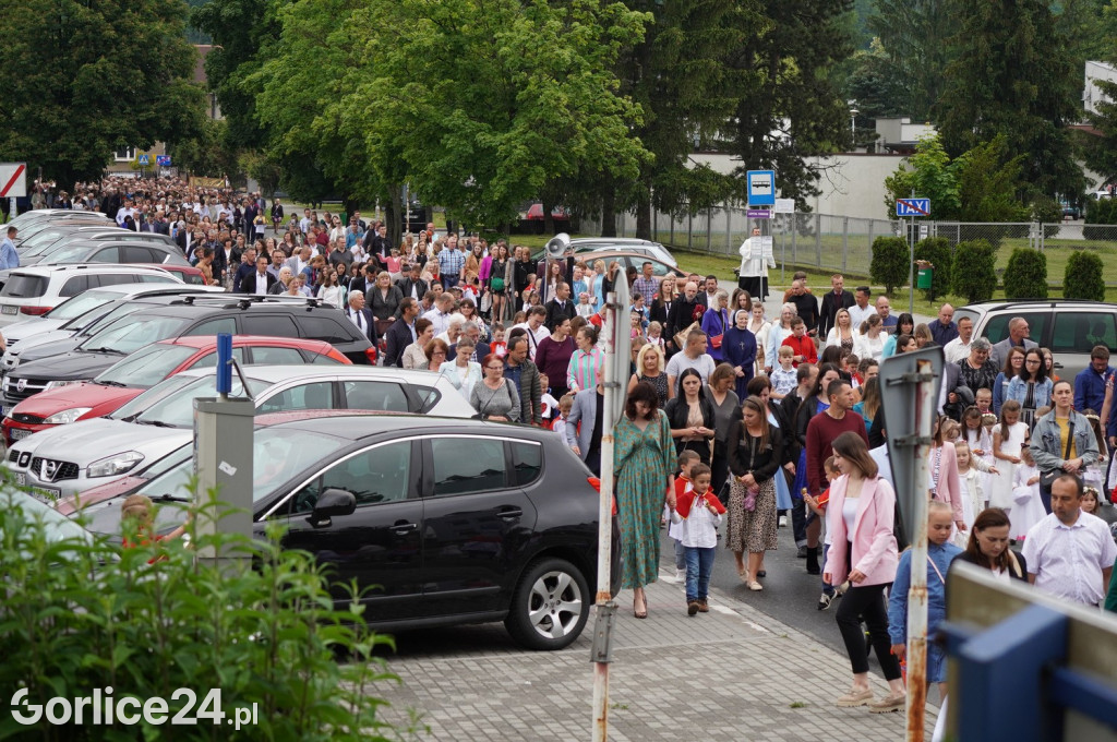 Tłumy na procesji w parafii pw. św. Jadwigi Królowej
