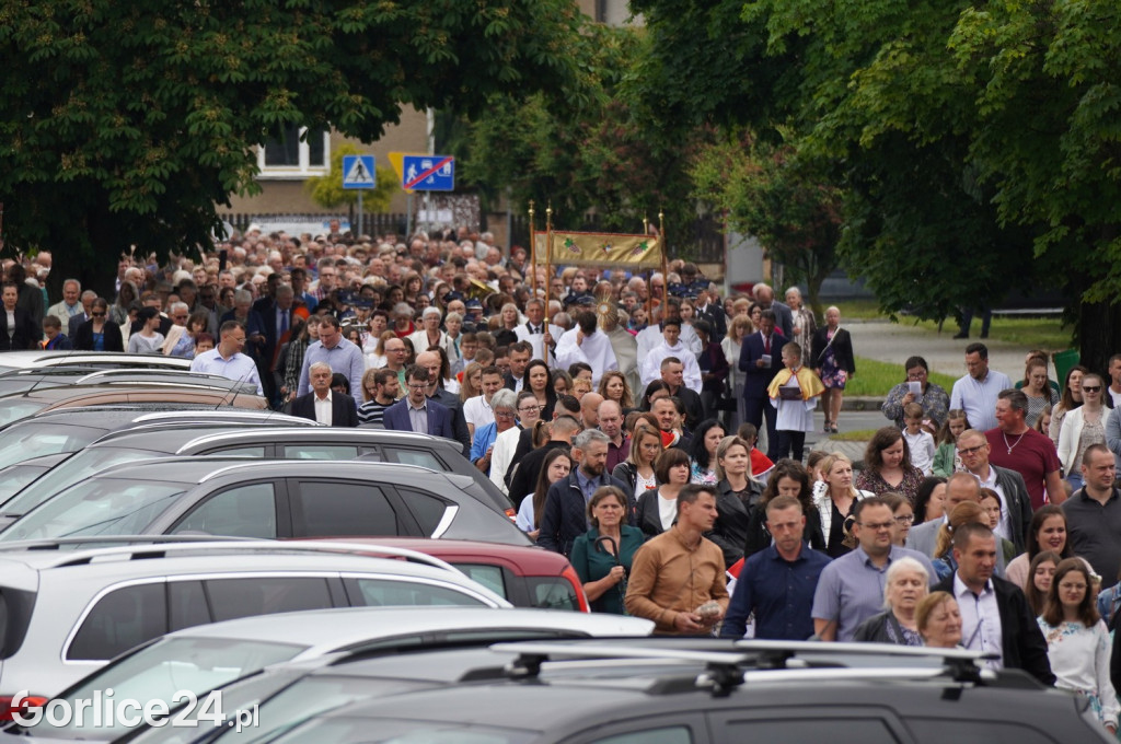 Tłumy na procesji w parafii pw. św. Jadwigi Królowej