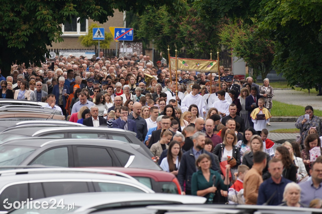 Tłumy na procesji w parafii pw. św. Jadwigi Królowej