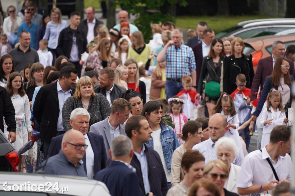 Tłumy na procesji w parafii pw. św. Jadwigi Królowej