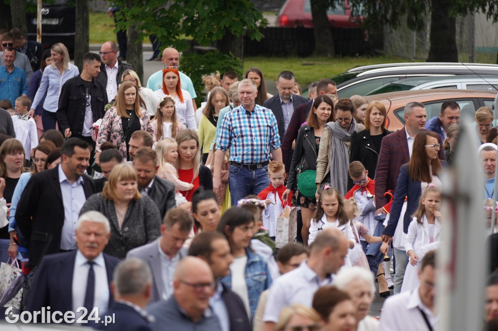 Tłumy na procesji w parafii pw. św. Jadwigi Królowej