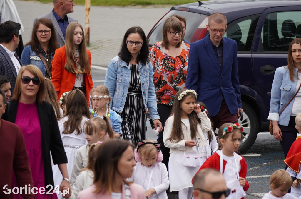 Tłumy na procesji w parafii pw. św. Jadwigi Królowej